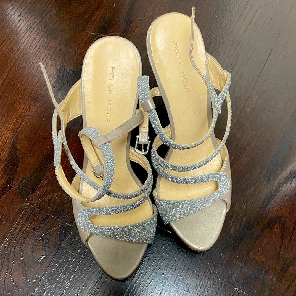 Pelle Moda platform - Silver. Size 8M